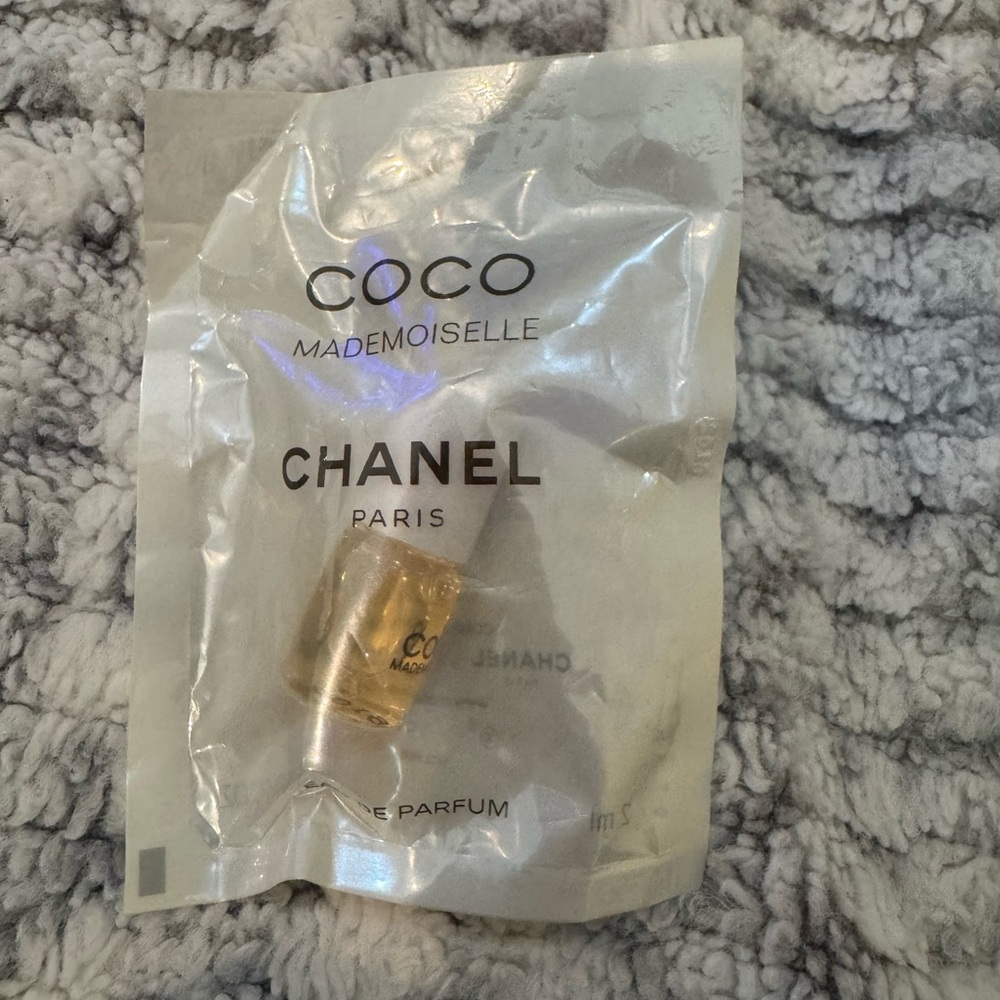 CHANEL Coco Mademoiselle Perfume Sample - Gold and White